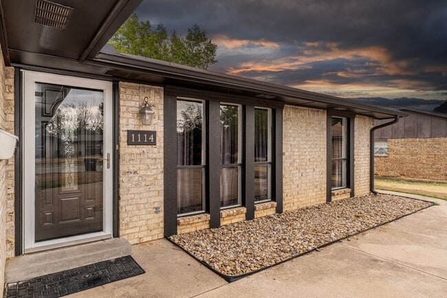 Building Photo - 3 Bedroom Rental with Gameroom!