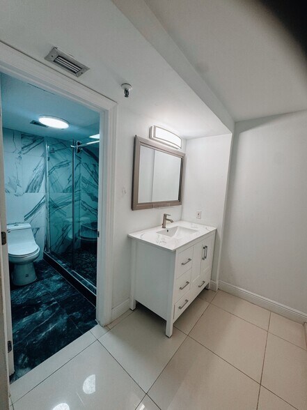 Building Photo - 1632 S Bayshore Ct