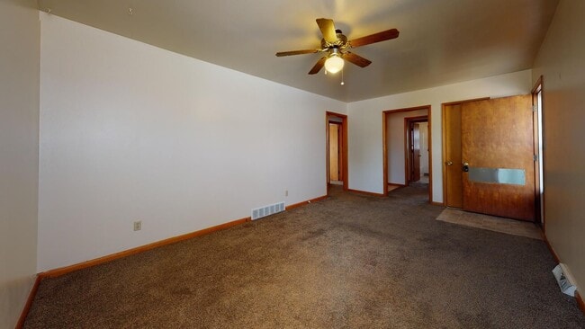Building Photo - 3 Bedroom, 1 Bathroom House with Attached Garage