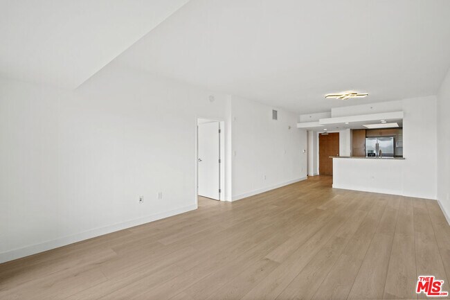 Building Photo - 13700 Marina Pointe Dr