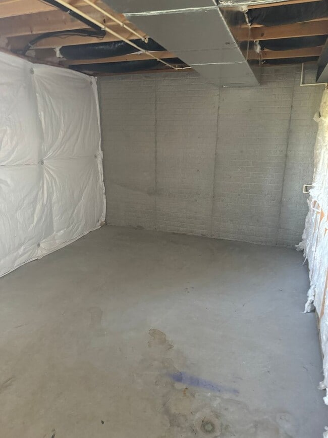Building Photo - Coming Soon - Spacious 3 Bedroom, 2.5 Bath...