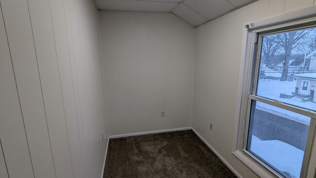 Building Photo - Welcome to this charming 3-bedroom, 1-bathroom home in Akron - Section 8 Welcome