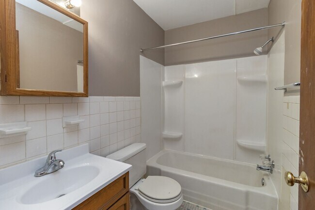 Building Photo - 2 Bed/1 Bath Apart- Off-Street Parking- Near Cub Foods- Available May 1