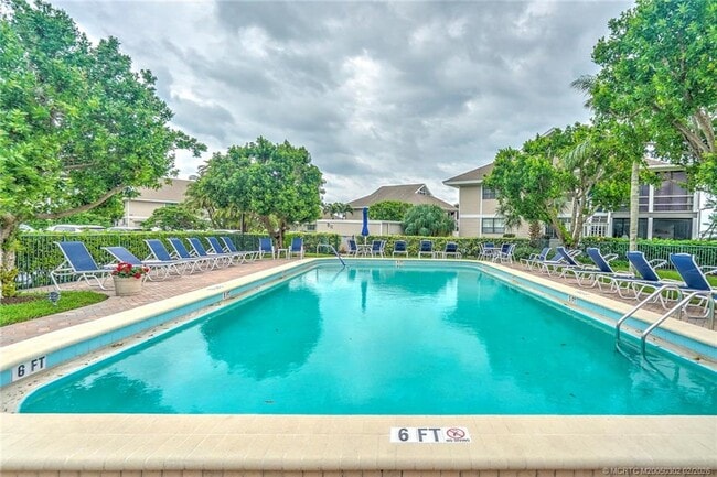 Building Photo - 331 Golfview Cir