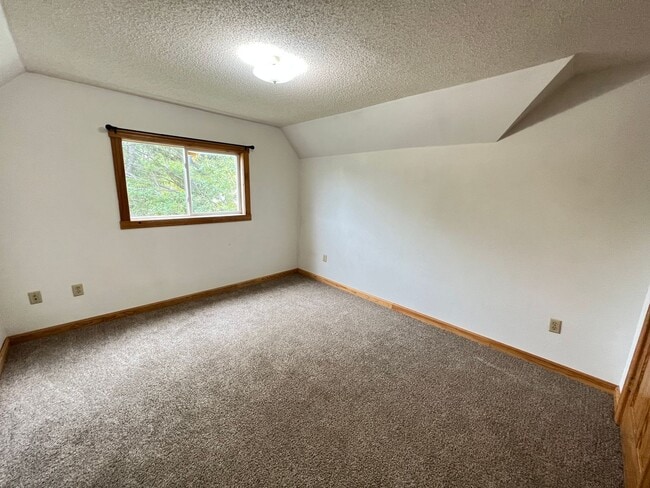 Building Photo - Spacious 3bd/2ba - AVAILABLE NOVEMBER!