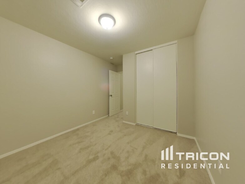 Building Photo - 11522 W Charter Oak Rd