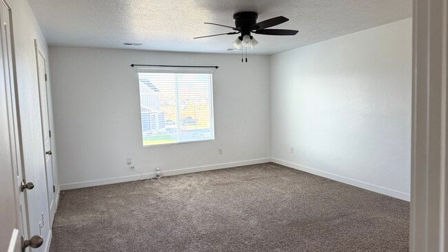 Building Photo - 404 Grassland Dr