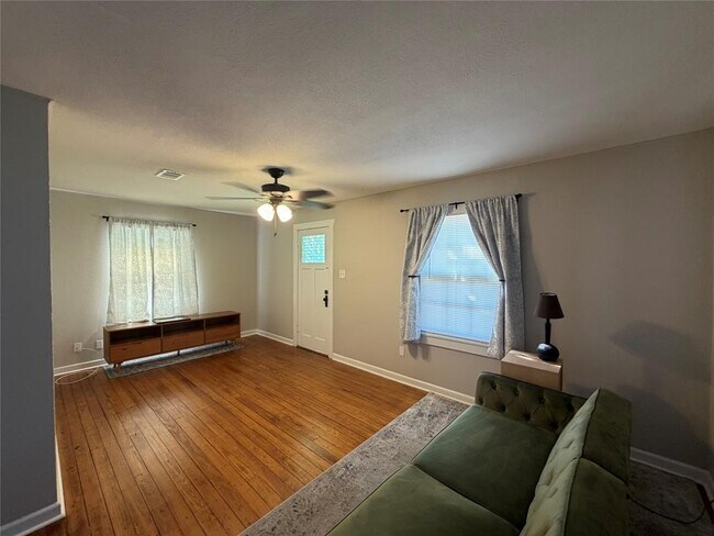 Building Photo - 521 S Oak Ave