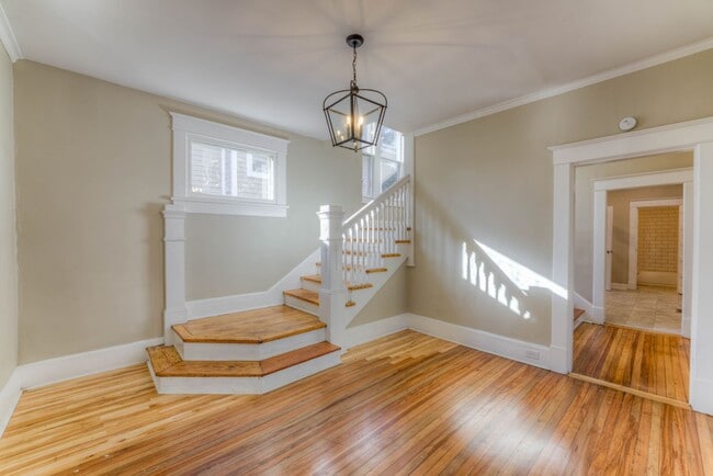 Building Photo - Crosstown home - rent reduced plus 1/2 off...