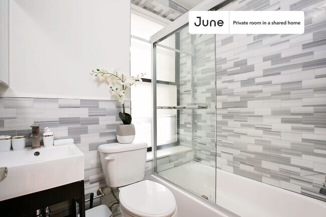 Building Photo - Room in Shared 3 bed/1.5 bath home