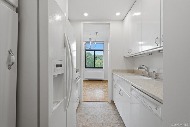 Building Photo - 35 N Chatsworth Ave