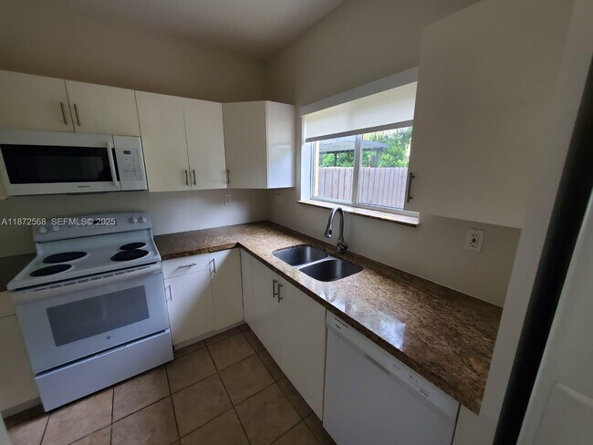 Building Photo - 2531 NE 41st Terrace