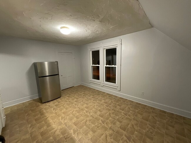 Building Photo - 211 5th St