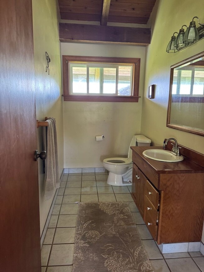 Building Photo - Prime location, large custom home near Wai...