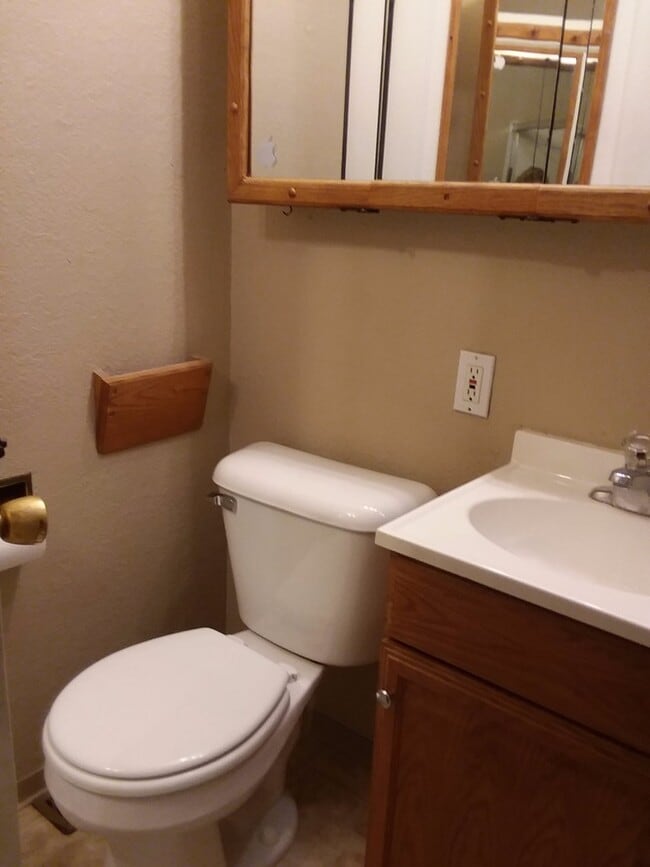 Building Photo - N. 24th Ave 2 bedroom House w/DOUBLE GARAGE!