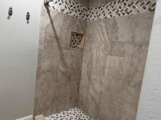 Building Photo - Gorgeous 2 bedroom 2 bath duplex in the trees