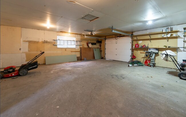 Building Photo - 25% OFF FIRST MONTHS RENT - Large Beautifu...