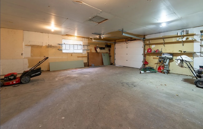 Building Photo - 25% OFF FIRST MONTHS RENT - Large Beautiful Home