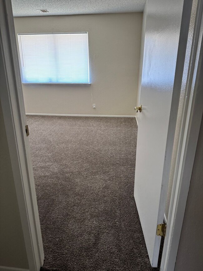 Building Photo - Apple Valley- Four Plex- 2 Bedrooms, 2 Bat...