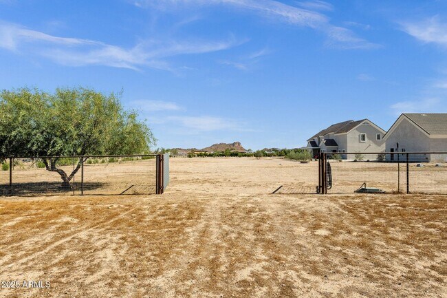 Building Photo - 856 W Quail Cir