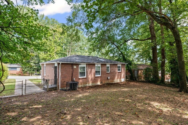 Building Photo - 305 Banberry Dr SE