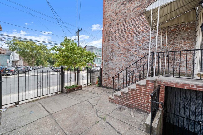 Building Photo - 309 Summit Ave