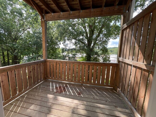 Building Photo - Wonderful location and features for this s...