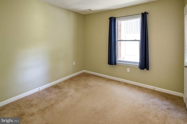 Building Photo - 18300 Streamside Dr