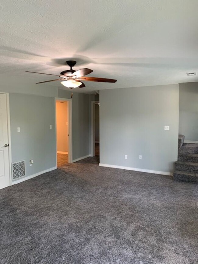 Building Photo - Spacious 3 bedroom 3.5 Baths 2 Home Office...
