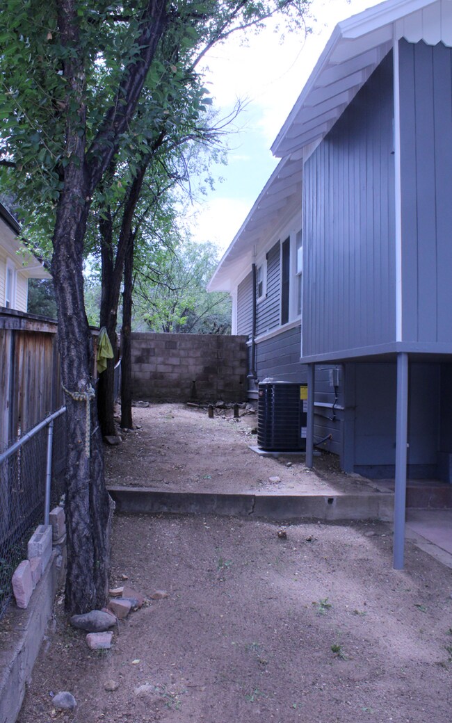 Building Photo - 658 Ash St