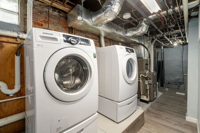 Building Photo - 18 Loring St