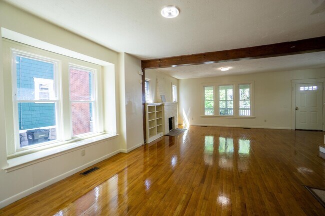 Building Photo - 965 Lancaster Ave