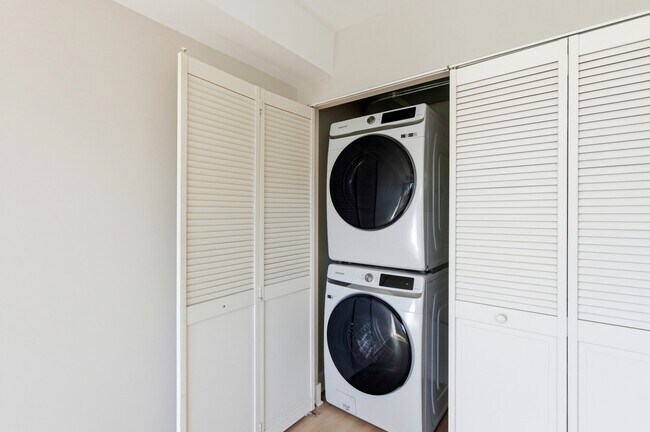 Building Photo - 1215 Balmoral Ave