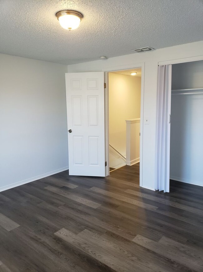 Building Photo - 2 Bedroom Townhome - Spacious!