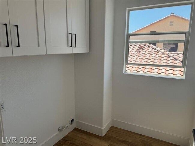 Building Photo - 8725 Russet Hills Ct