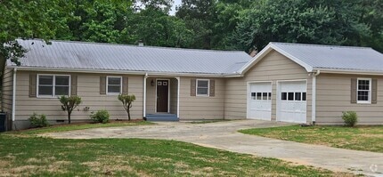 Building Photo - Spacious Home