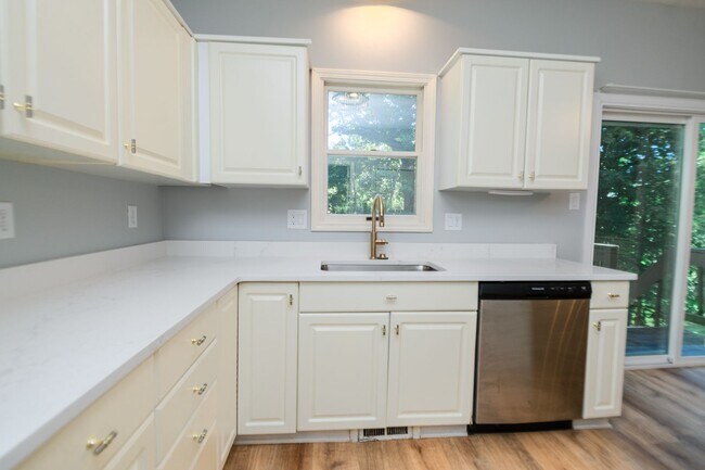 Building Photo - 5 bedroom / 2.5 bathroom Home for Rent in Valparaiso