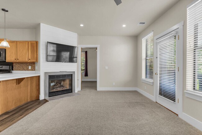 Building Photo - 8381 Meadowview Ct