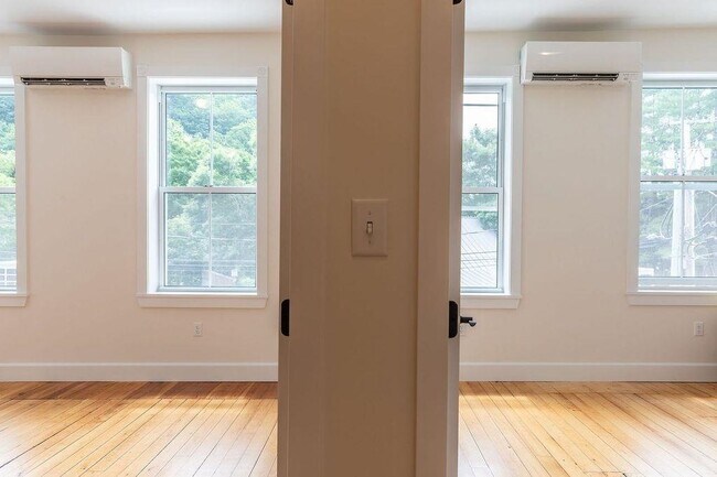 Building Photo - 21 Central St