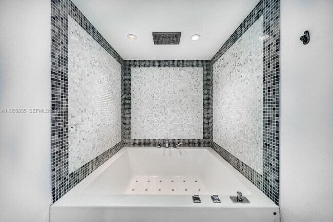 Building Photo - 200 Biscayne Blvd Way