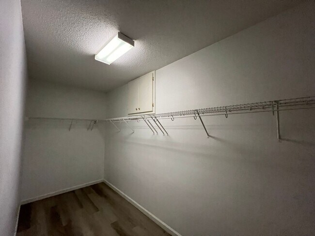 Building Photo - 253 Riverrun Dr