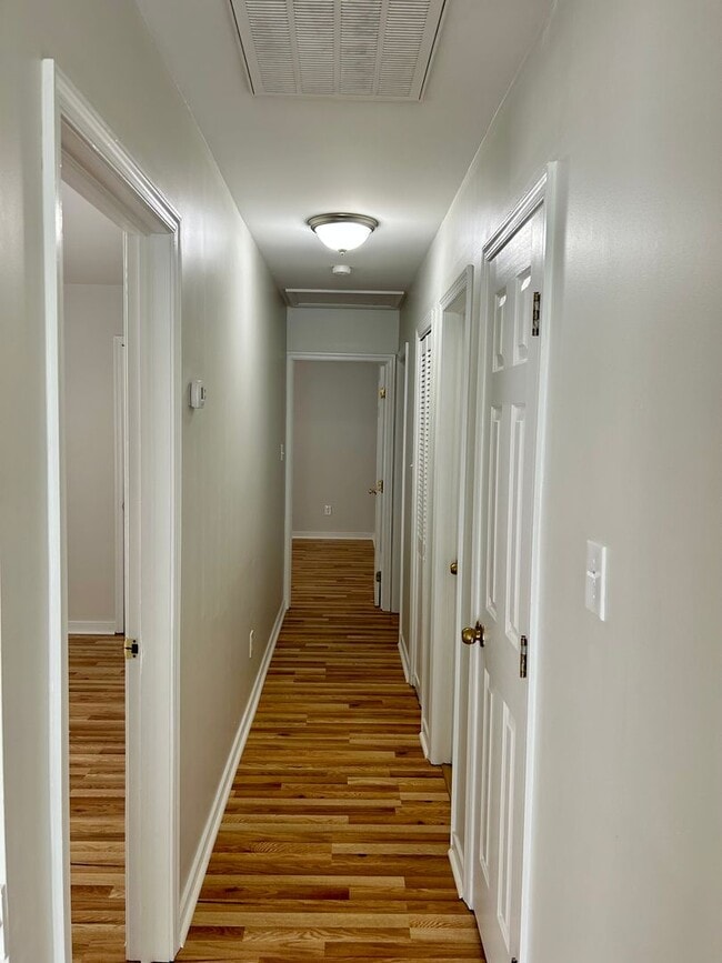 Building Photo - Charming 3 bedroom, 2.5 bath cottage within minutes to Shoppes at Willow Lawn, Carytown