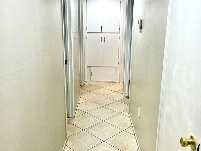 Building Photo - 4 Bedroom Single Family Home in Phoenix