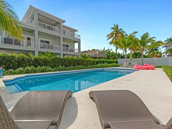 Building Photo - 317 E Seaview Cir
