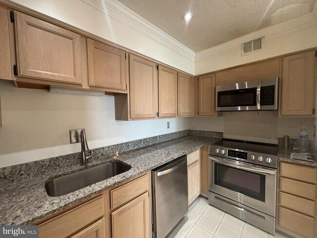 Building Photo - 3115 Patrick Henry Dr