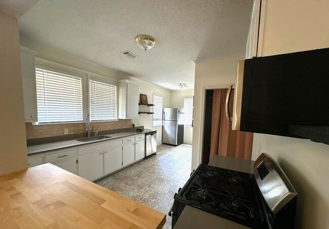 Building Photo - Beautiful 4 Bedroom Home Available