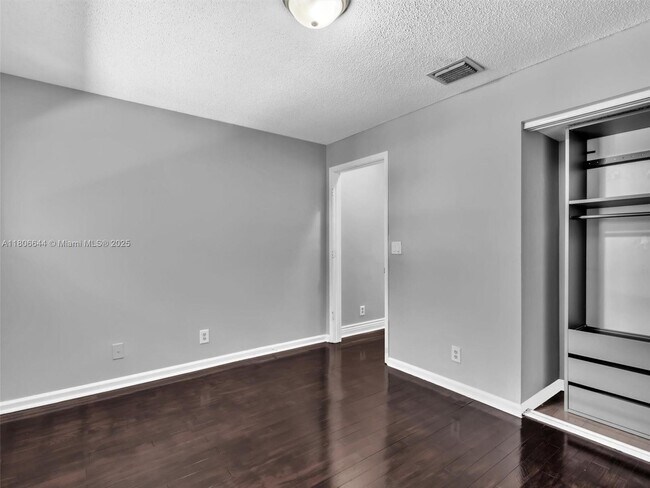 Building Photo - 2124 Discovery Cir W