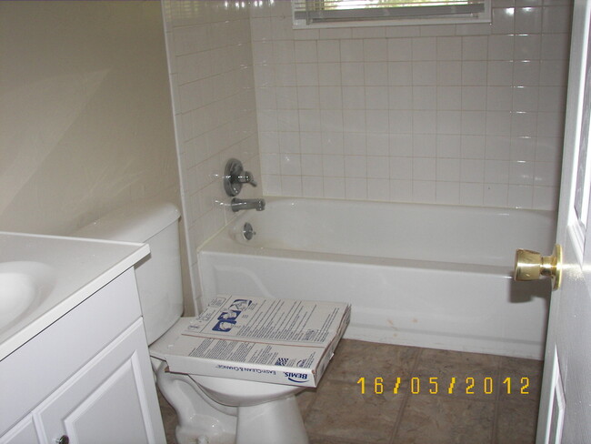 Building Photo - 2 Bed Plus Appliances- $150 OFF FIRST MONT...