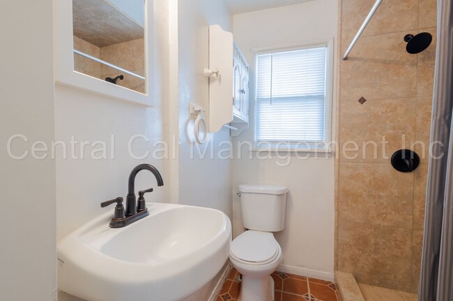 Building Photo - 2 Bedroom/1 Bath Home - $1250 per month!