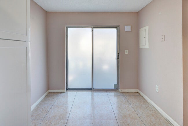 Building Photo - 858 Crystal Lake Dr